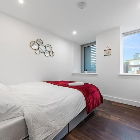 Sleep 7 20 Mins From London Waterloo Bp8 Apartment Bagian luar foto