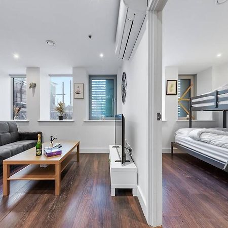 Sleep 7 20 Mins From London Waterloo Bp8 Apartment Bagian luar foto