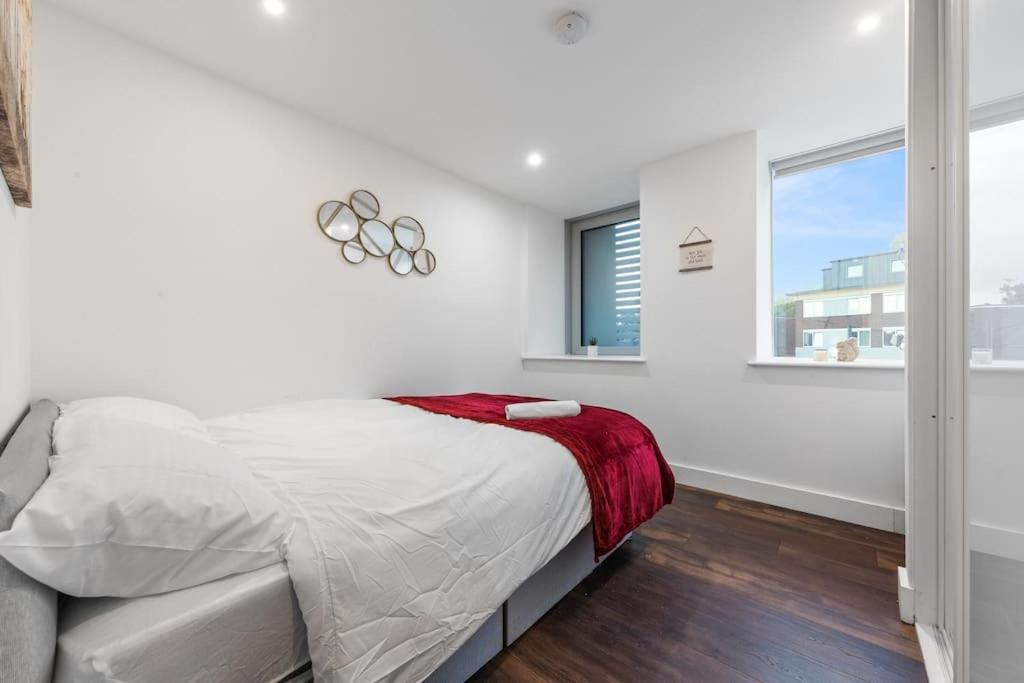 Sleep 7 20 Mins From London Waterloo Bp8 Apartment Bagian luar foto
