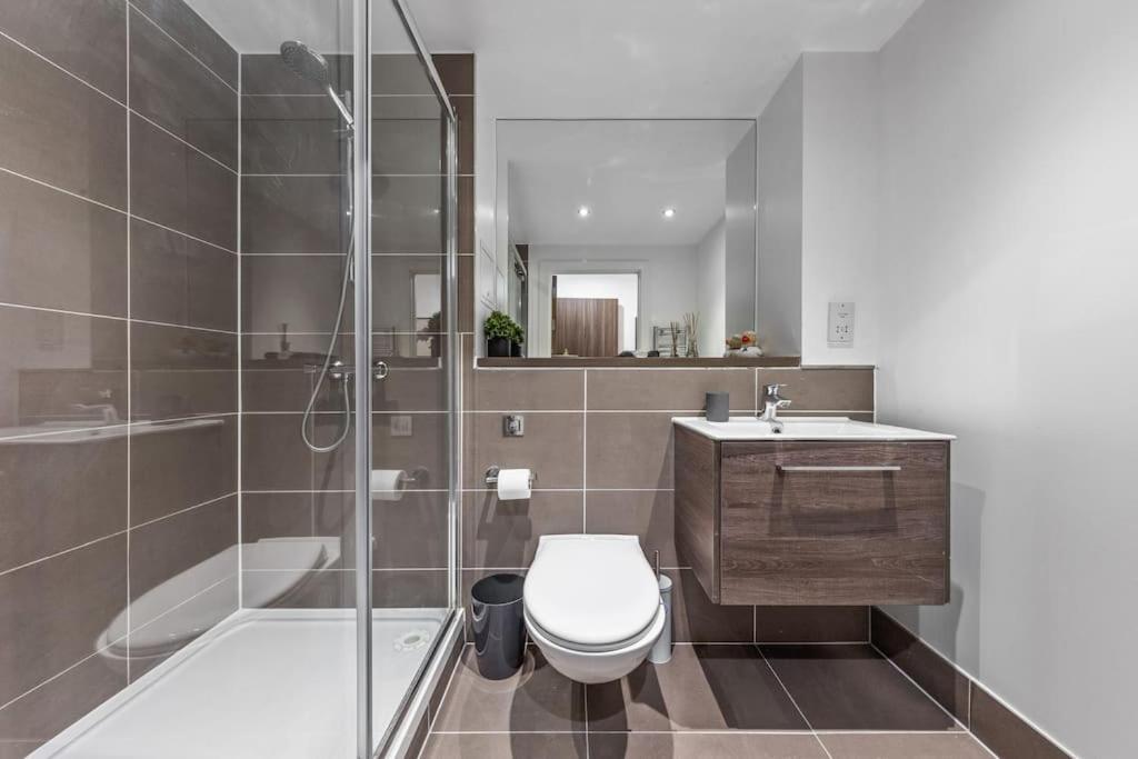 Sleep 7 20 Mins From London Waterloo Bp8 Apartment Bagian luar foto