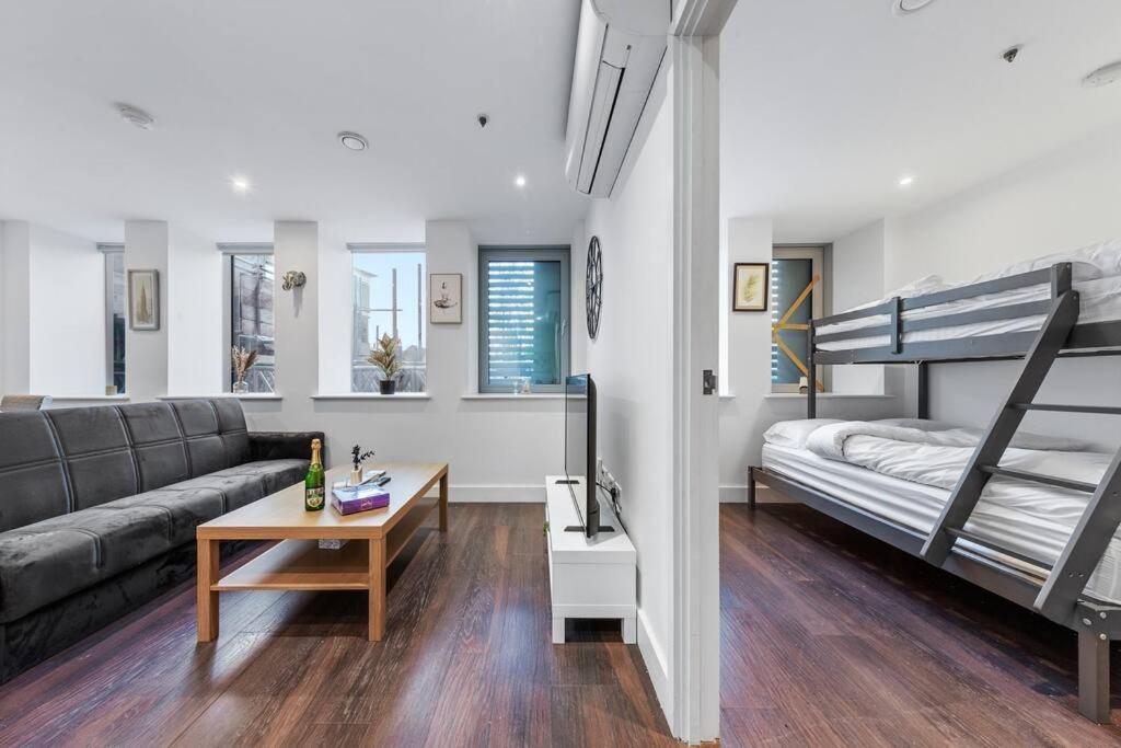 Sleep 7 20 Mins From London Waterloo Bp8 Apartment Bagian luar foto