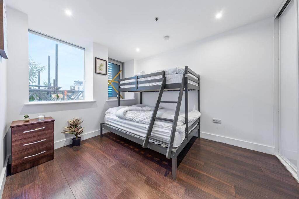 Sleep 7 20 Mins From London Waterloo Bp8 Apartment Bagian luar foto