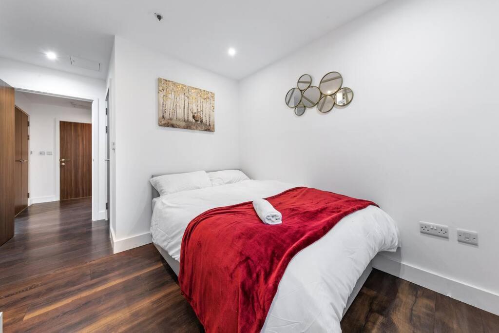 Sleep 7 20 Mins From London Waterloo Bp8 Apartment Bagian luar foto