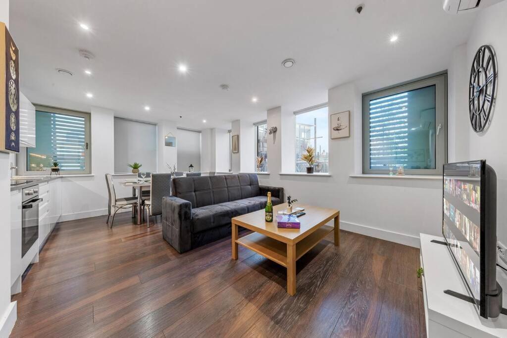Sleep 7 20 Mins From London Waterloo Bp8 Apartment Bagian luar foto