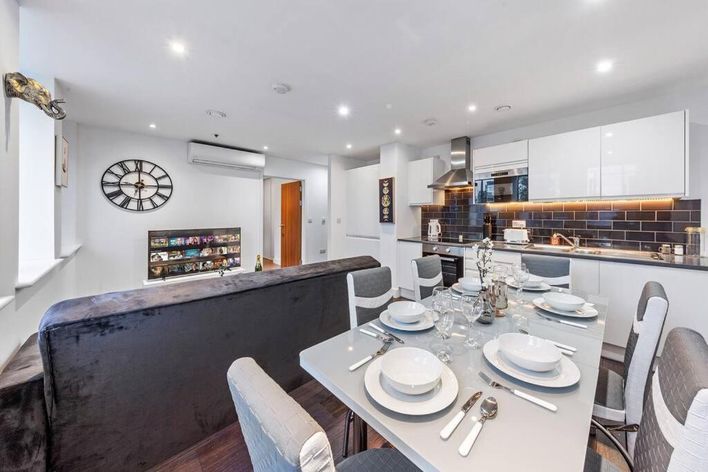 Sleep 7 20 Mins From London Waterloo Bp8 Apartment Bagian luar foto