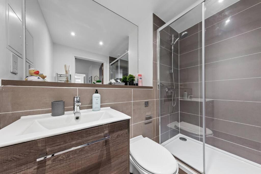 Sleep 7 20 Mins From London Waterloo Bp8 Apartment Bagian luar foto